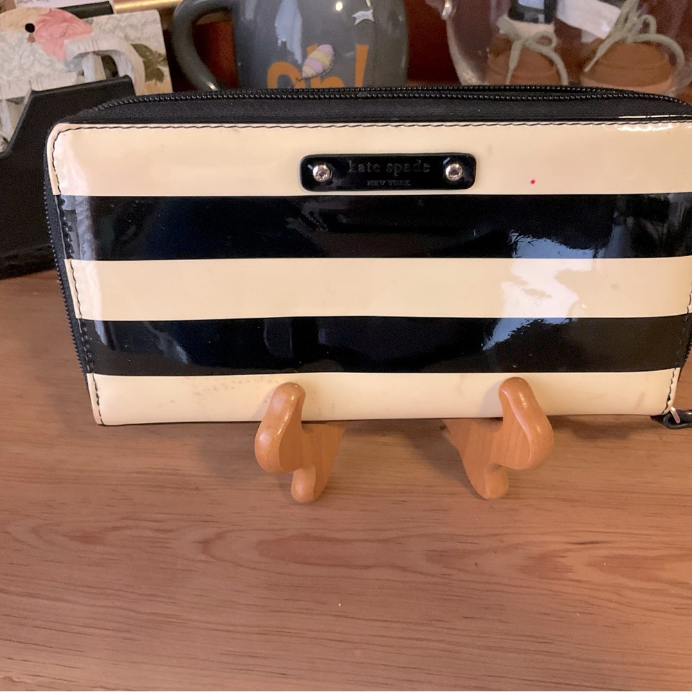 Kate spade vinyl black white wallet